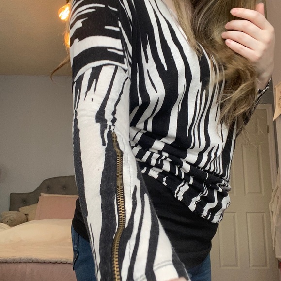 Small Love21 zebra print shirt. - Picture 3 of 4